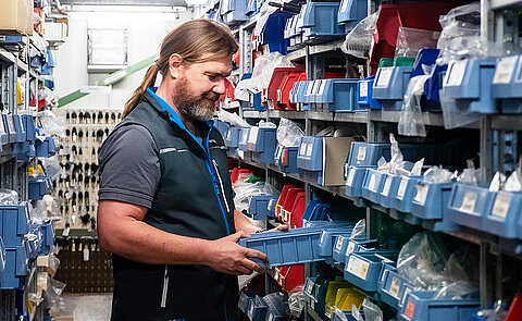 Werkstattmitarbeiter von Caravaning Center Schmidtmeier im Ersatzteillager.