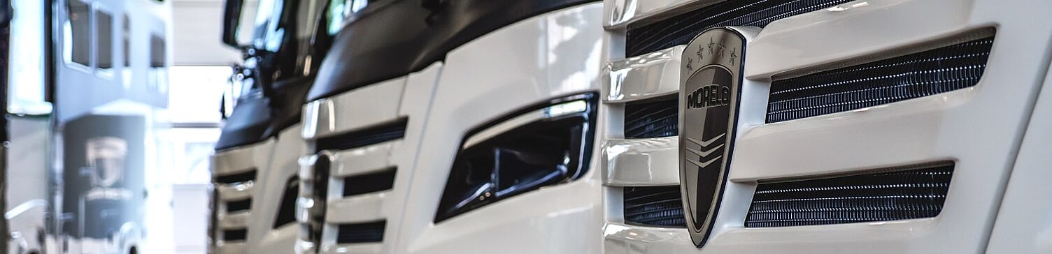 Detailaufnahme des Morelo Logos auf einem Kühlergrill eines Morelo Wohnmobils.